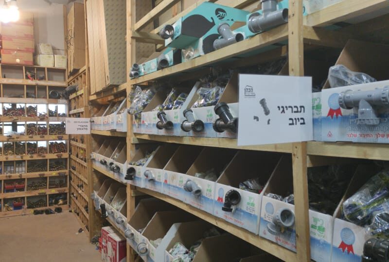 מדפי אביזרי אינסטלציה ומחברי צנרת פלסטיק