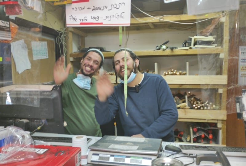 שני עובדי הסניף מאחורי דלפק המכירה