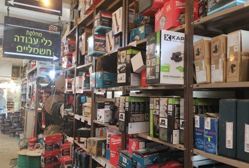 מעבר מדפים עם כלי עבודה חשמליים ארוזים