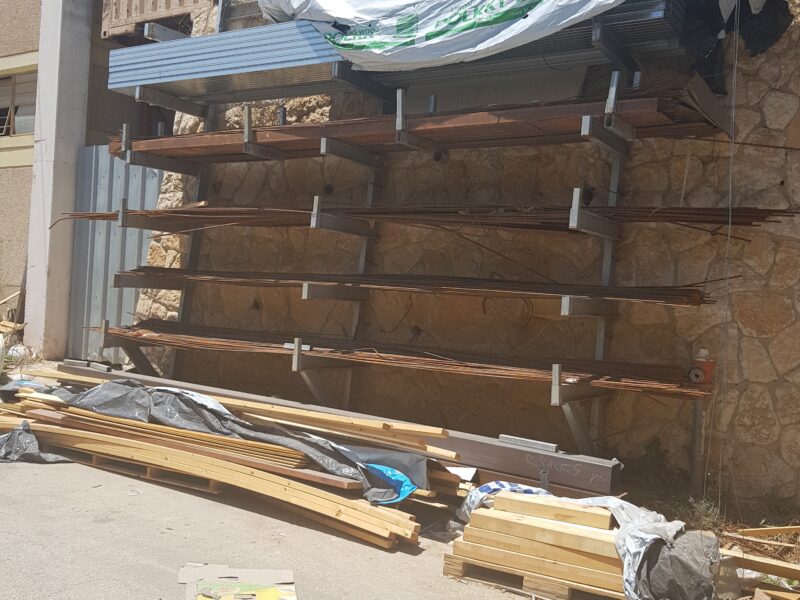 מוטות ברזל זיון ולוחות עץ במתקן אחסון חיצוני