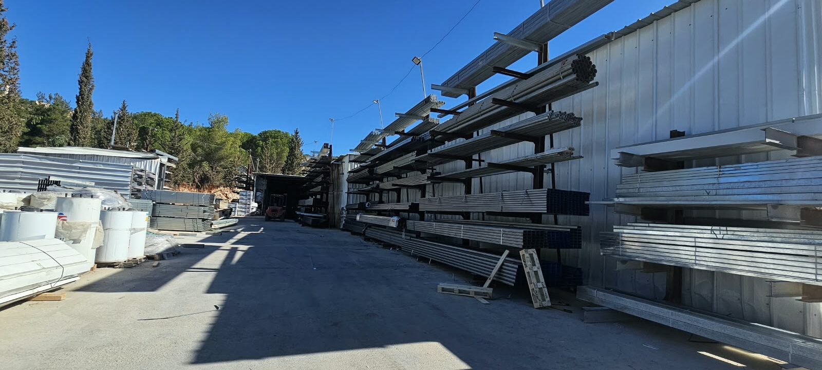 מתקני אחסון חיצוניים לפרופילי מתכת בחצר הסניף
