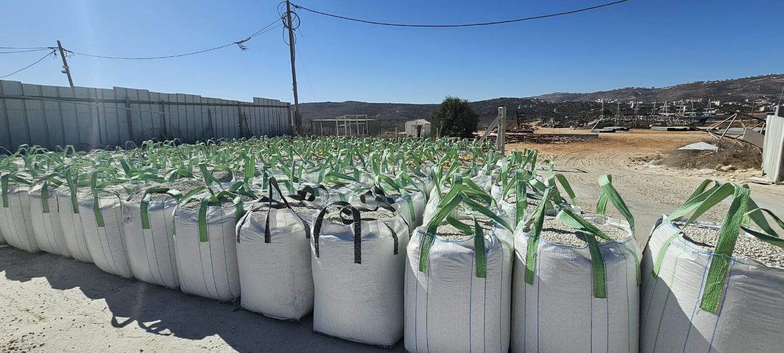 שקי ענק של חצץ ואגרגטים בחצר הסניף