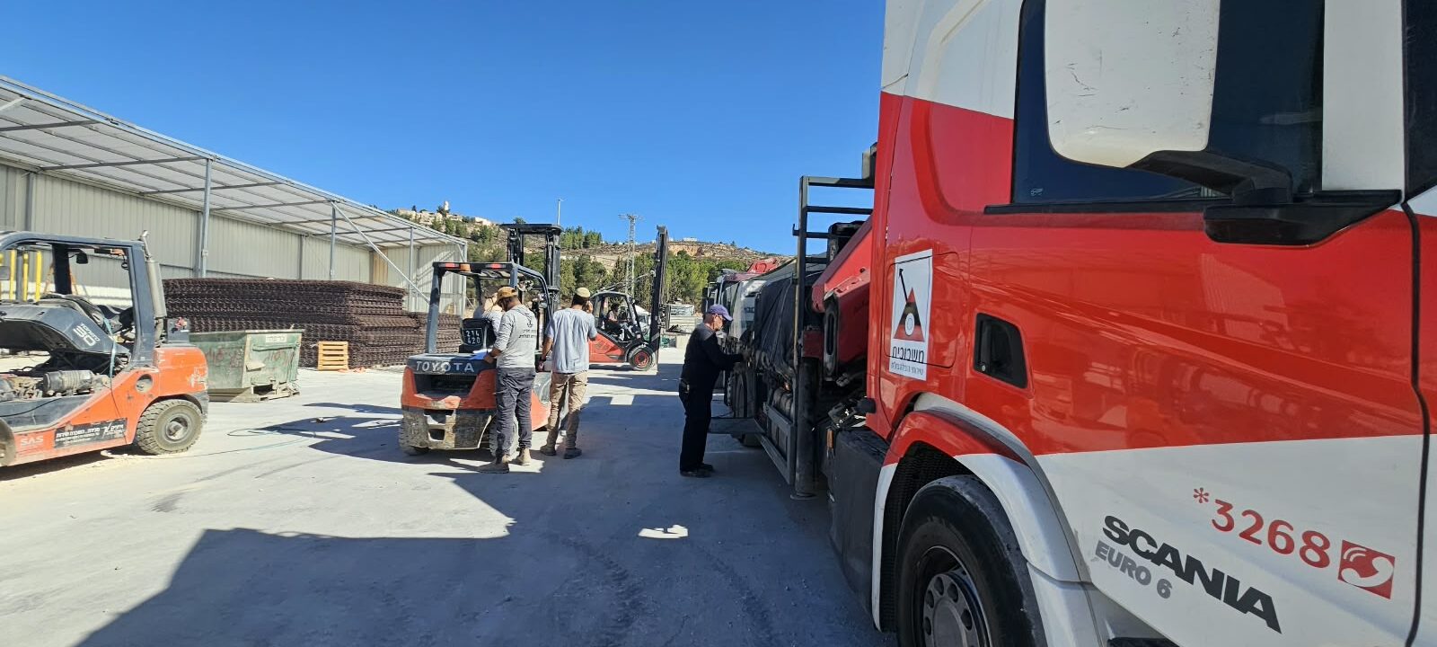 משאית החברה ומלגזות בחצר הסניף