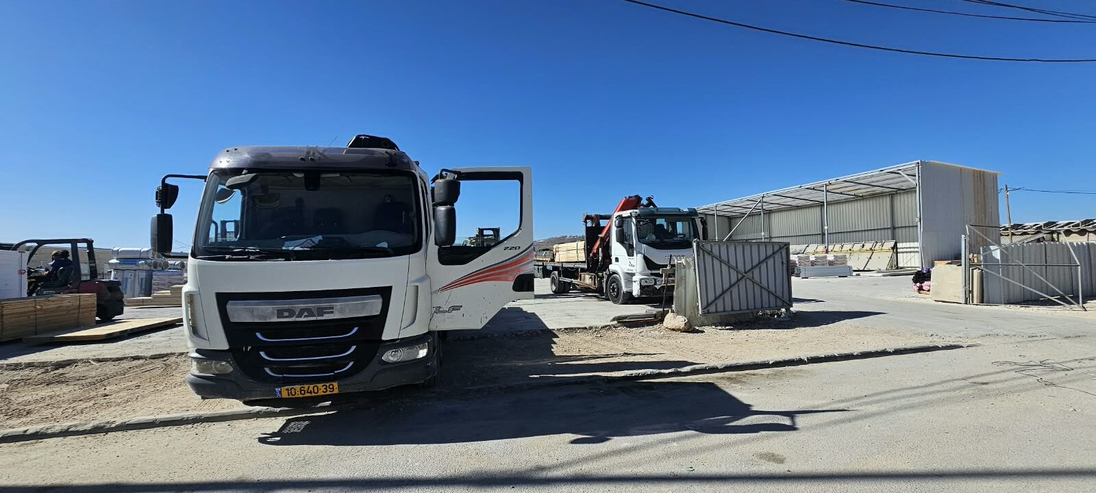 משאית הובלה של הסניף בחצר הטעינה