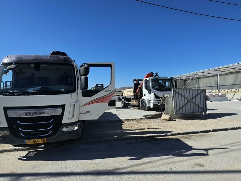 משאית הובלה של הסניף בחצר הטעינה