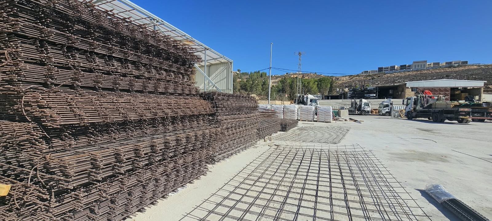 רשתות ברזל זיון ומוטות במתקן האחסון החיצוני