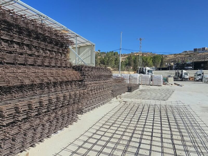 רשתות ברזל זיון ומוטות במתקן האחסון החיצוני