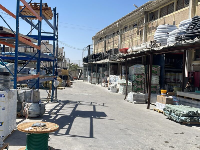 חצר האחסון המקורה עם צינורות ומשטחי סחורה